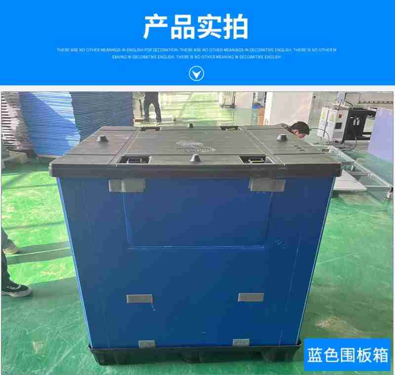 游客正在千佛洞许愿墙上挂许愿牌 (央广网发 罗佳妮 摄)